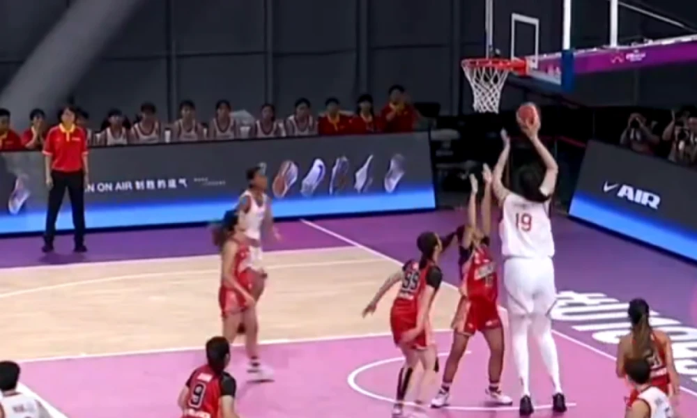 Aπίστευτο! Κινέζα ύψους 2,20μ. δεν έχει αντίπαλο στο Παγκόσμιο μπάσκετ U18